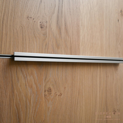 Het front is Aries eiken geborsteld in combinatie met een rvs greeplijst