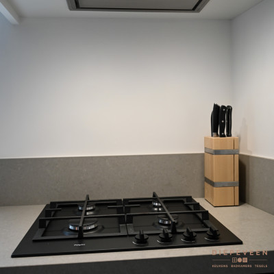 De keuken is voorzien van een gietijzeren gas kookplaat in mat zwart.