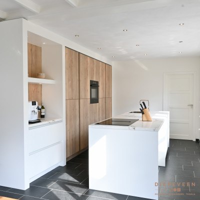 Wit in combinatie met hout wat een prachtige frisse/ warme combinatie