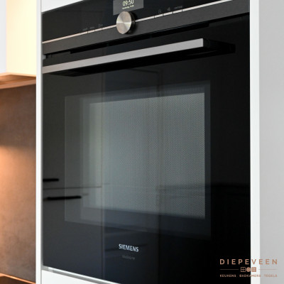 De keuken is voorzien van een oven met magnetronfunctie van Siemens