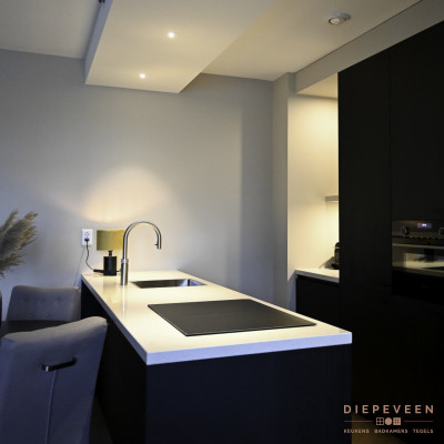 Moderne keuken met kookeiland