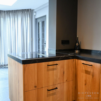 De keuken is open en heeft een prettige doorkijk