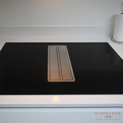 Moderne keuken met wit en zwart