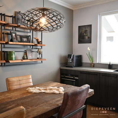 De accessoires sluit perfect aan bij de donkere houtlook fronten