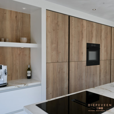 De kastenwand zorgt voor genoeg opbergruimte en maakt plaats vrij voor het apparatuur op hoogte