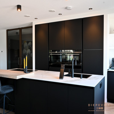 Stijlvolle zwarte keuken.