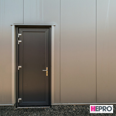 Bedrijfspand - kunststof kozijnen en deuren - HEPRO Basic - Houtnerf antraciet RAL 7016
