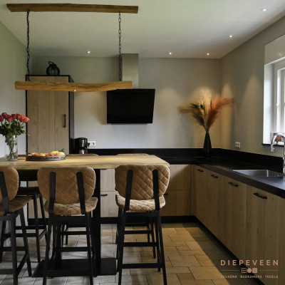 De keuken is geplaats in een hoek zodat er genoeg opbergruimte ontstaat