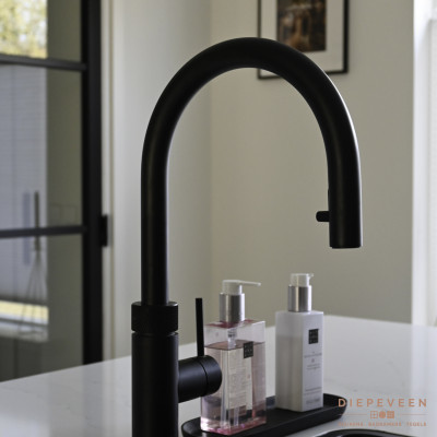 Zwarte matte quooker kraan past perfect bij het interieur
