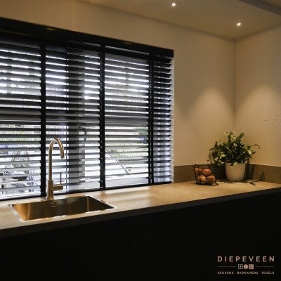 De spotjes geven de keuken een warme sfeer