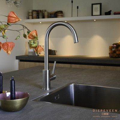 Op het eiland vind je een rvs eenhendelmengkraan