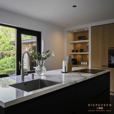 Moderne keuken met kookeiland