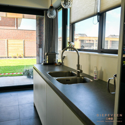 Moderne witte keuken met hout