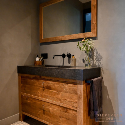 Landelijke badkamer met hout