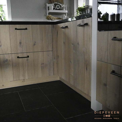 Landelijke keuken met tegel vloer