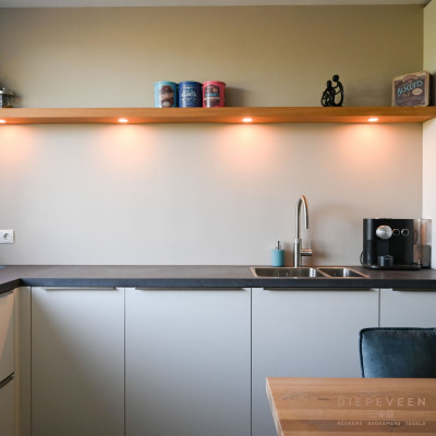 De houten plank maakt plaats vrij voor accessoires