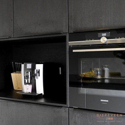 Ingebouwd multifunctionele oven met stoomfunctie, in de nis is er plek gecreëerd voor het koffiezetapparaat