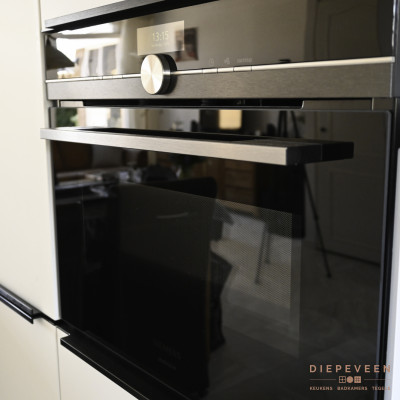 Zwarte multifunctionele oven met magnetron functie