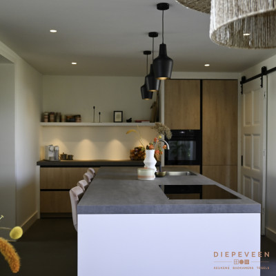 Ruime keuken met een kookeiland