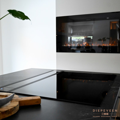 Als je klaar bent met koken schuift de glasplaat automatisch naar beneden dat zorgt voor een opgeruimd en strakke look