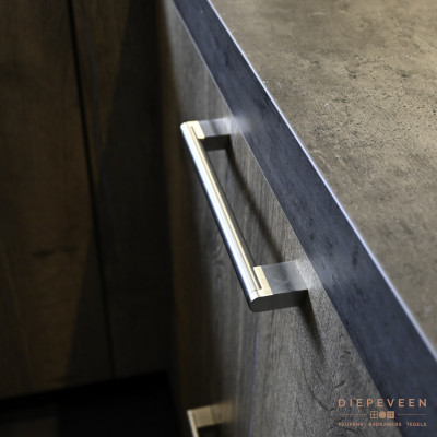 Grijs greengridz werkblad in combinatie met een houtlook front en een lange greep