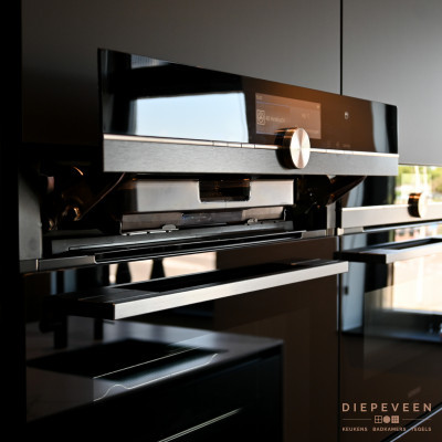 De oven met stoom en magnetron functie en de oven met stoomfunctie zijn prachtige apparaten die prachtig in het design past. Allebei de apparaten zijn voorzien van een waterreservoir die gemakkelijk bij te vullen zijn.