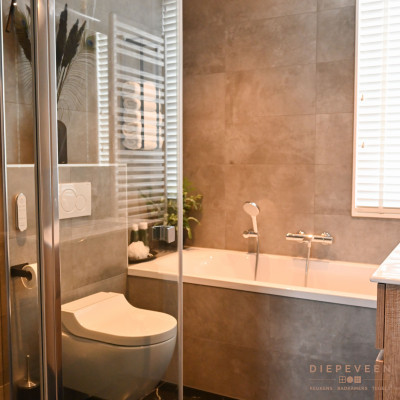 In de badkamer vind je alles wat je nodig hebt. Toilet, ligbad, douche en een wasmeubel