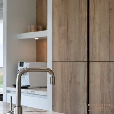 De rvs kraan heeft een strakke vorm wat perfect perfect aansluit bij het design