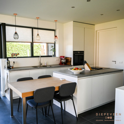 Moderne witte keuken met hout