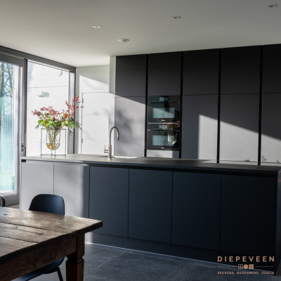 Moderne keuken met kookeiland