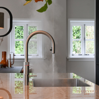 Ook de Quooker is in deze keuken natuurlijk niet te missen! Met het bijpassende zeeppompje is het het detail dat niet alleen voor gemak zorgt maar ook de laatste perfect touch achterlaat