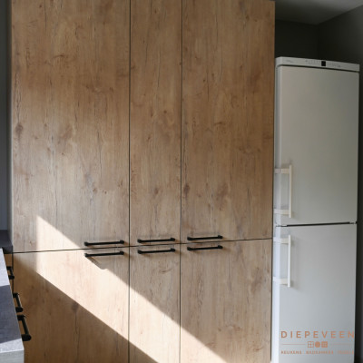 De grote kastenwand zorgt voor genoeg opbergruimte