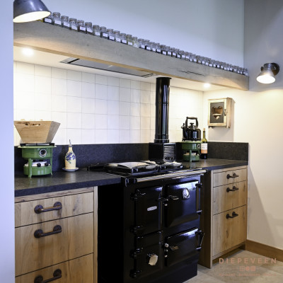 Het fornuis is een echte blikvanger in deze keuken