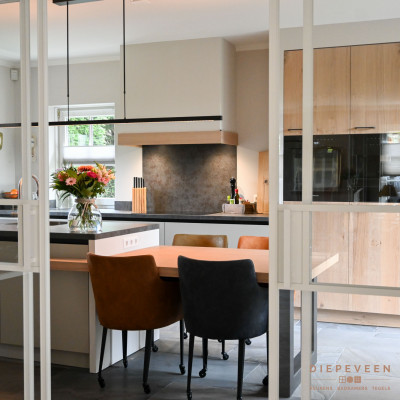 Landelijk moderne keuken met lichtgrijze fronten