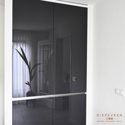 Moderne grijze keuken