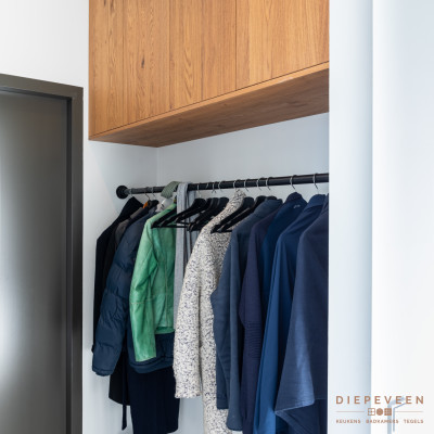 Ook is er genoeg plaats om hangende kleding te kunnen bergen