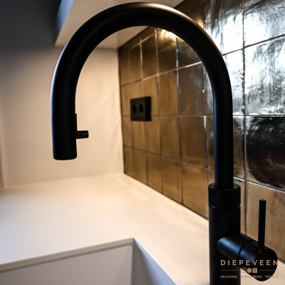 Moderne keuken zwart met goud