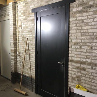 Zwarte Bradfort deur geplaatst in opening woonkamer garage in Barneveld