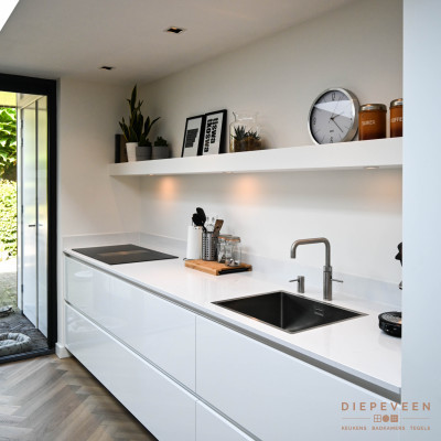 Moderne keuken met wit en zwart