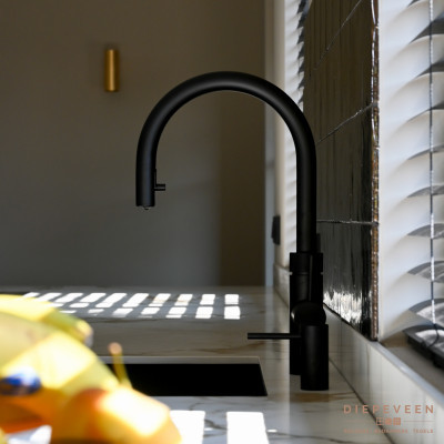 De zwarte Quooker kraan, een luxe die je zeker niet wilt missen!