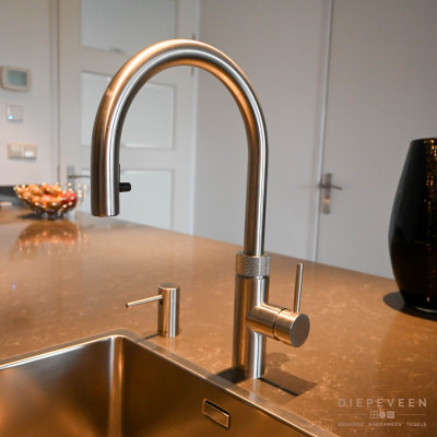 Moderne keuken met kookeiland