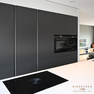 Moderne keuken met zwart