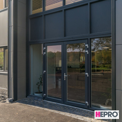 Bedrijfspand - kunststof kozijnen en deuren - HEPRO Basic - Houtnerf antraciet RAL 7016