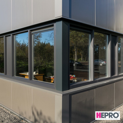 Bedrijfspand - kunststof kozijnen en deuren - HEPRO Basic - Houtnerf antraciet RAL 7016