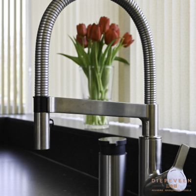 De kraan is touchless te bedienen