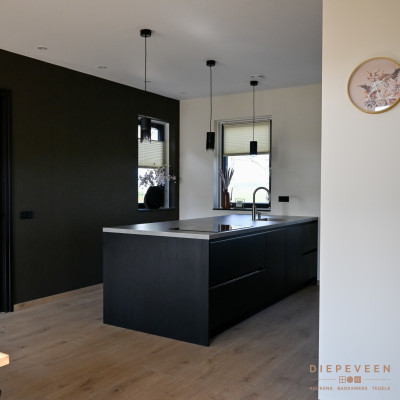 De keuken straalt elegantie en netheid uit