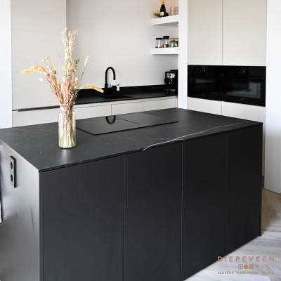 Moderne stijlvolle keuken met eiland