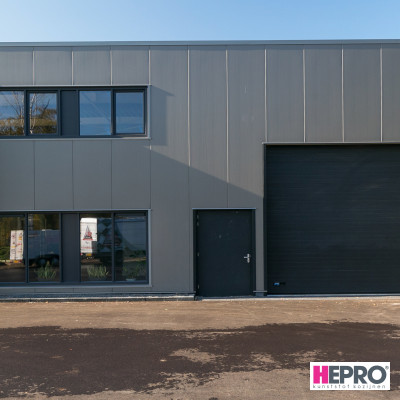 Bedrijfspand - kunststof kozijnen en deuren - HEPRO Basic - Houtnerf antraciet RAL 7016
