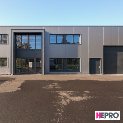 Bedrijfspand - kunststof kozijnen en deuren - HEPRO Basic - Houtnerf antraciet RAL 7016