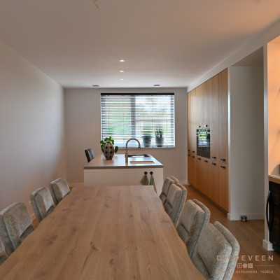 De keuken heeft een ruime doorkijk en doorloop en is compact en praktisch ingericht.